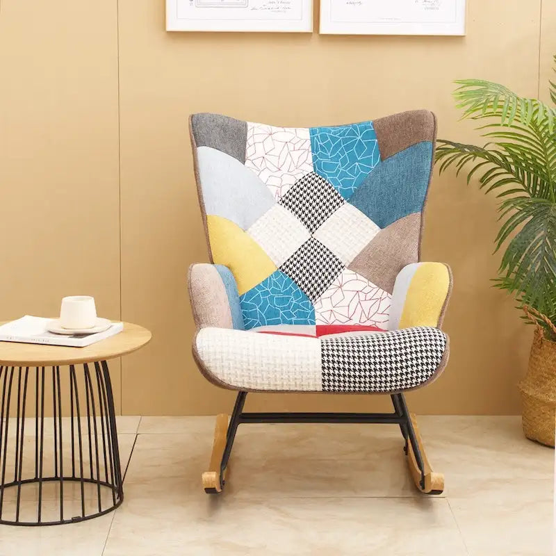 Mid-Century Schaukelstuhl aus Stoff mit Holzbeinen und Patchwork-Leinen