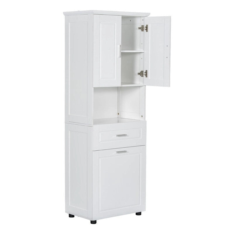 Hoher Badezimmerschrank mit Wäschekorb